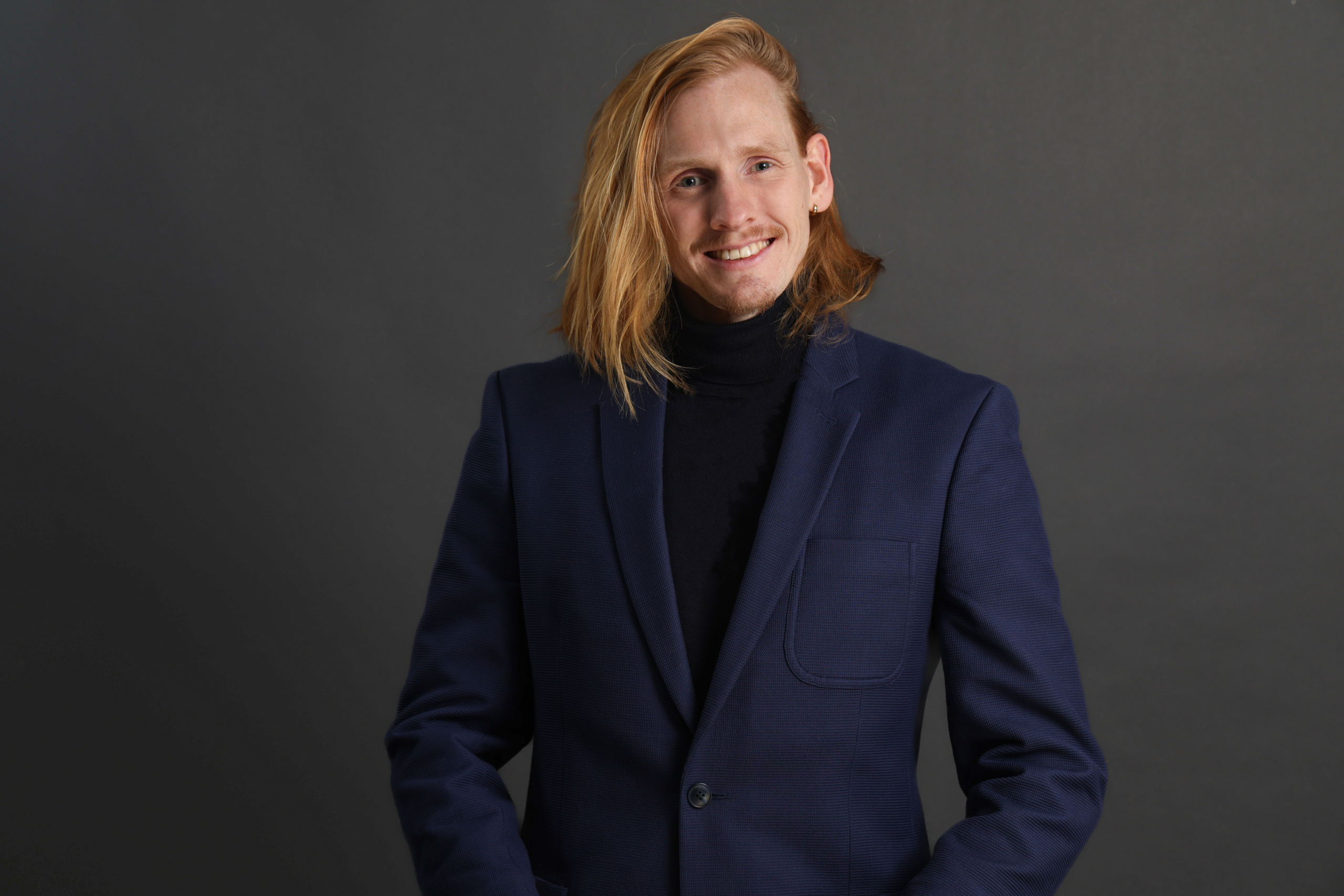 Profile picture of Dr. Lukas Bögge, a researcher in cognitive neuroscience and biomedical engineer. He is a MBSR mindfulness teacher specialized in studying and training self-regulation.